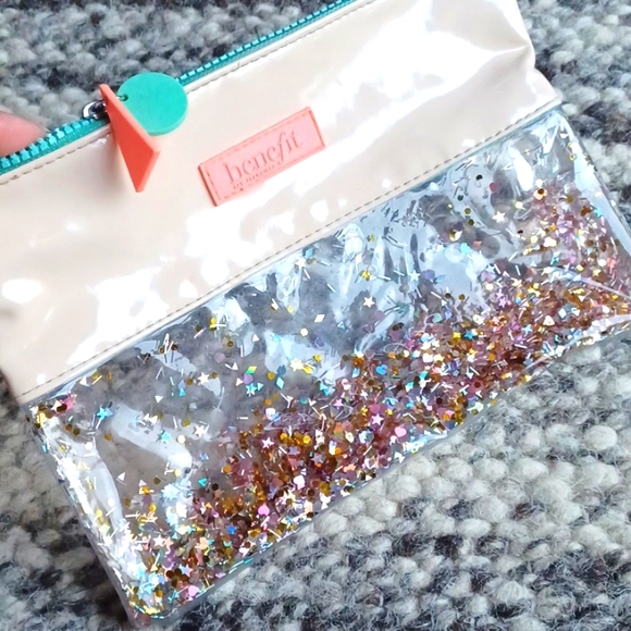 Benefit  cosmetic bag - Picture 1 of 17